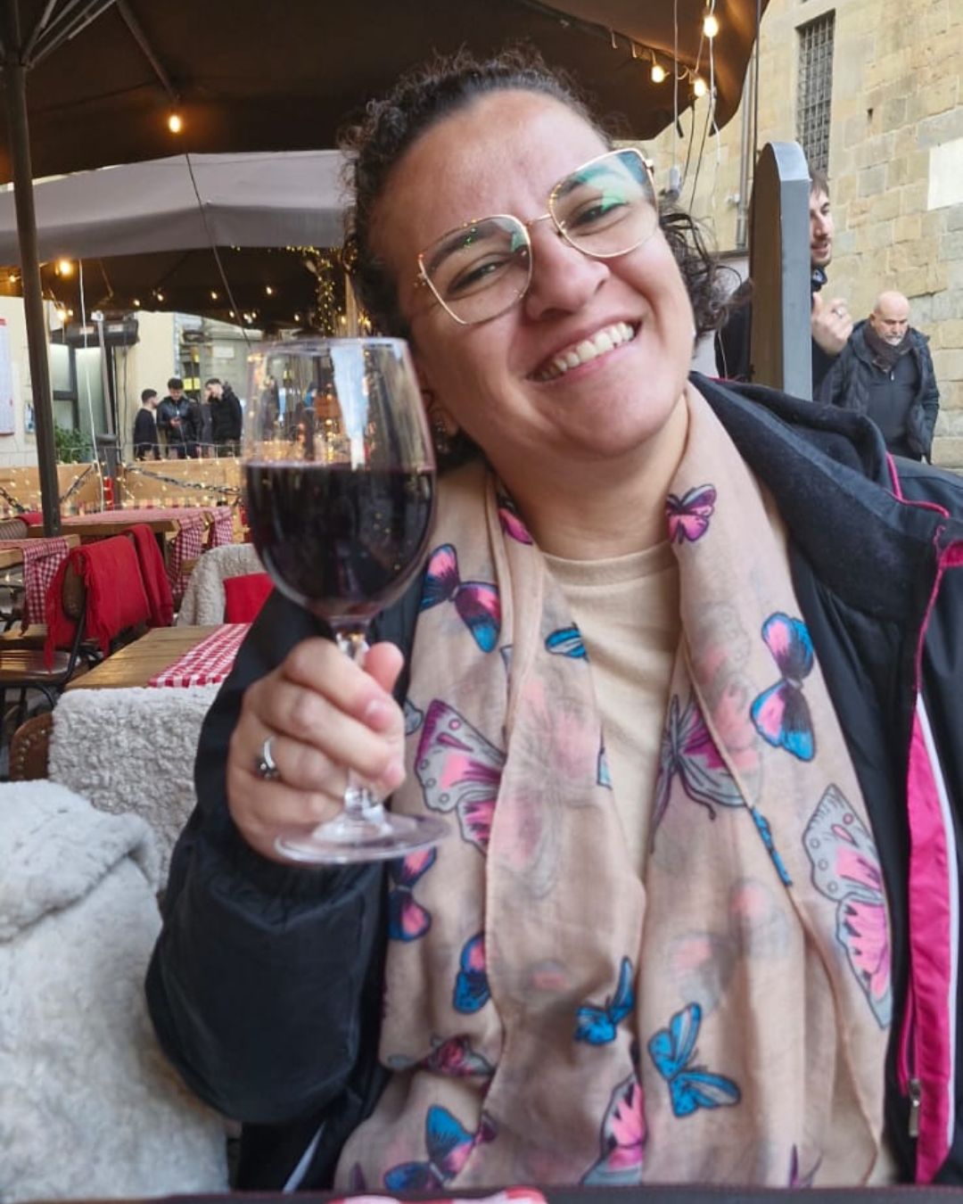 Jana Brito sorrindo em uma viagem