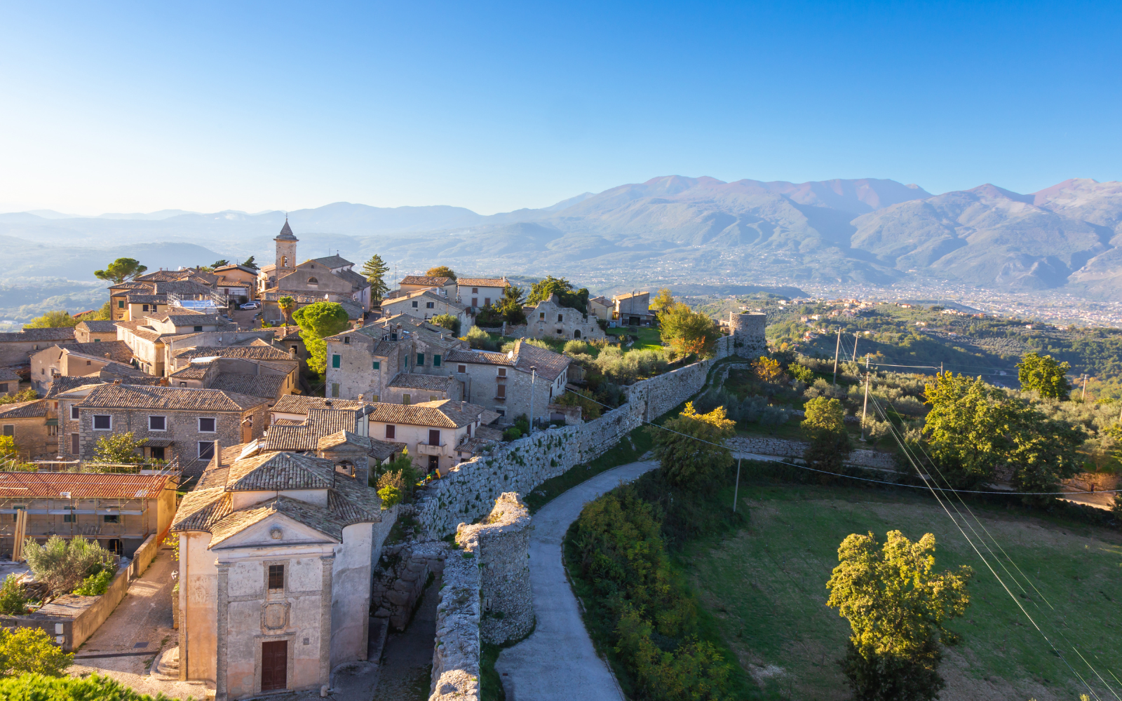 Vista da acrópole de Civitavecchia em Arpino, com casas de pedra, muralhas e montanhas ao fundo