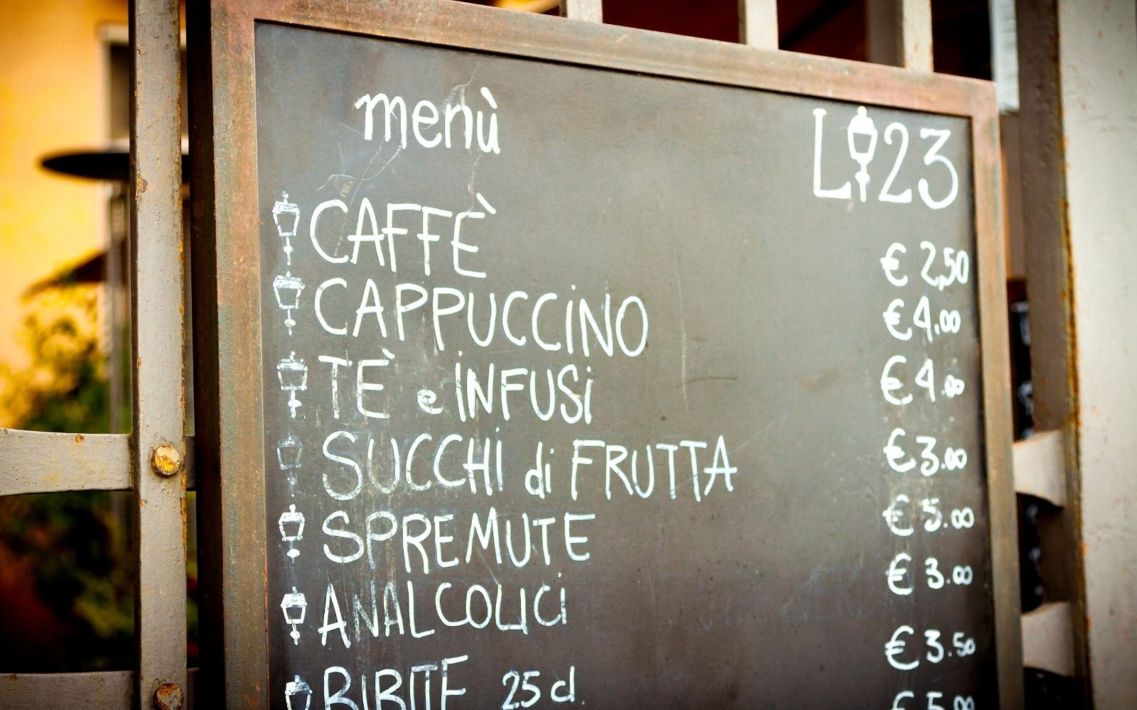 Lousa de caf&eacute; italiano com menu escrito &agrave; m&atilde;o