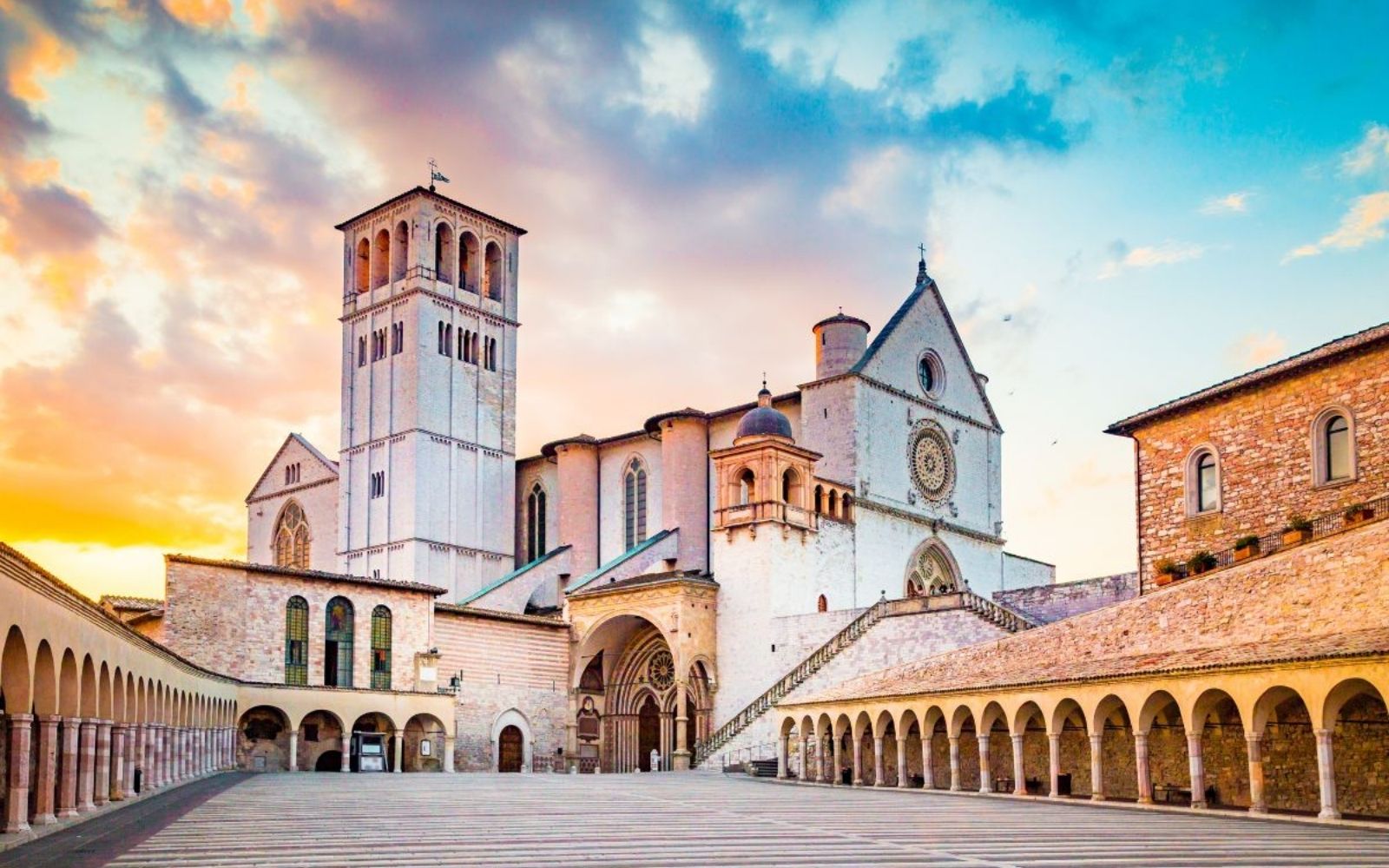 Basílica de São Francisco em Assis ao pôr do sol