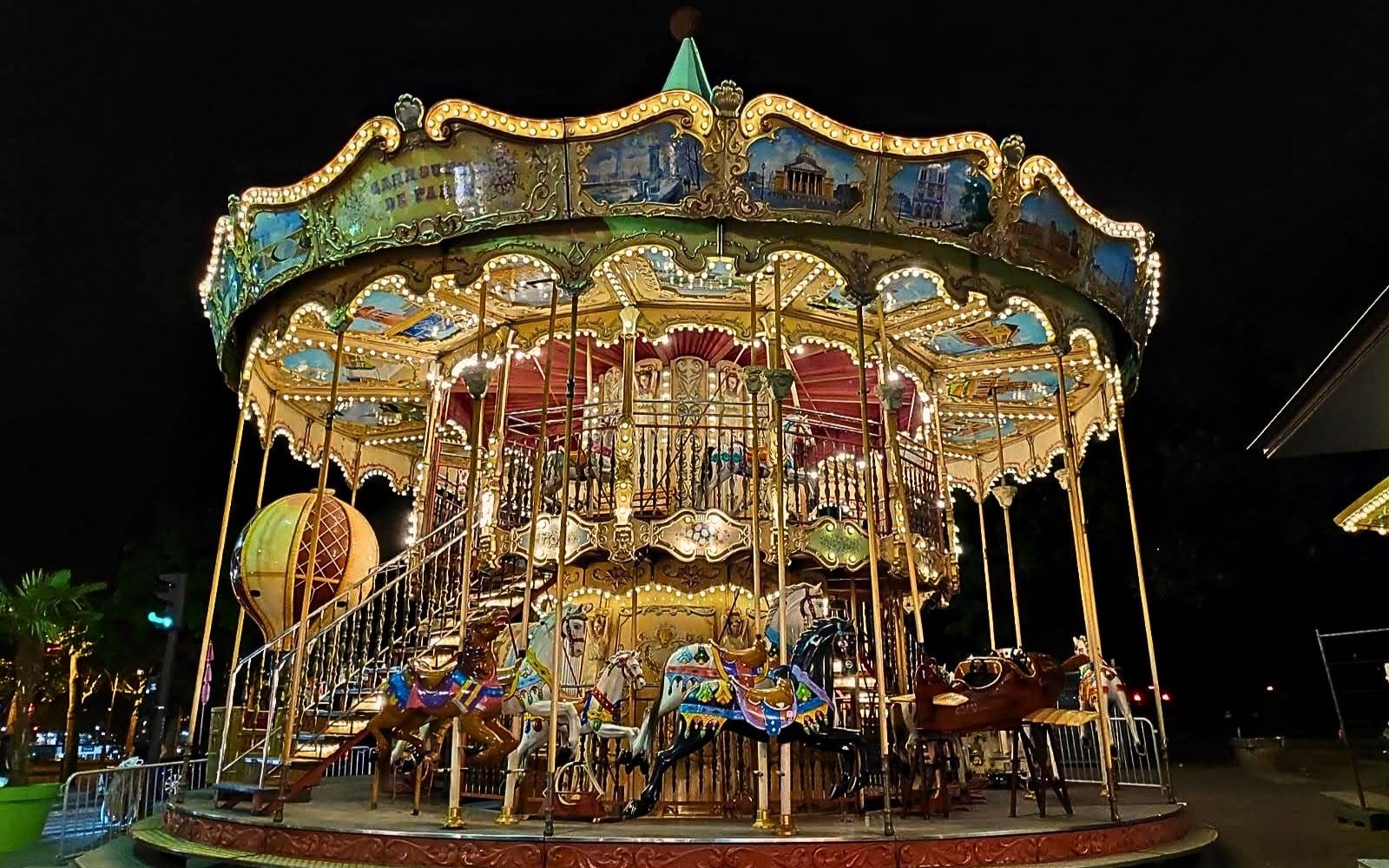 Carrossel iluminado &agrave; noite em uma pra&ccedil;a