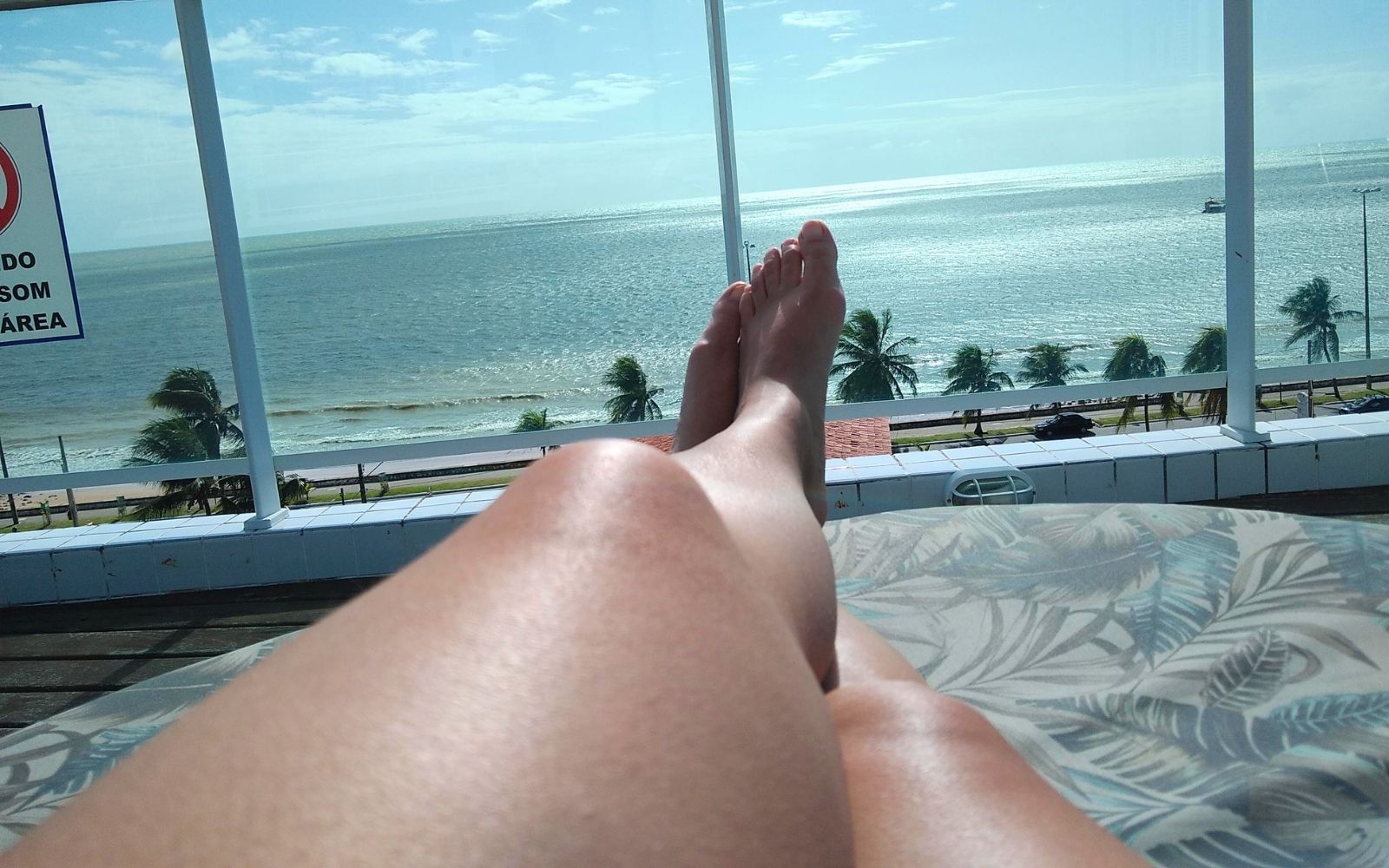 Vista para o mar a partir de uma janela em um momento de pausa