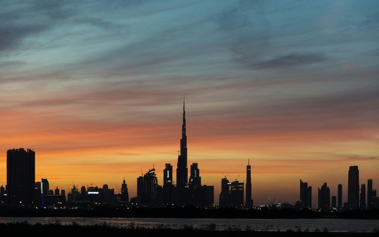 Horizonte de Dubai ao entardecer com o Burj Khalifa ao centro