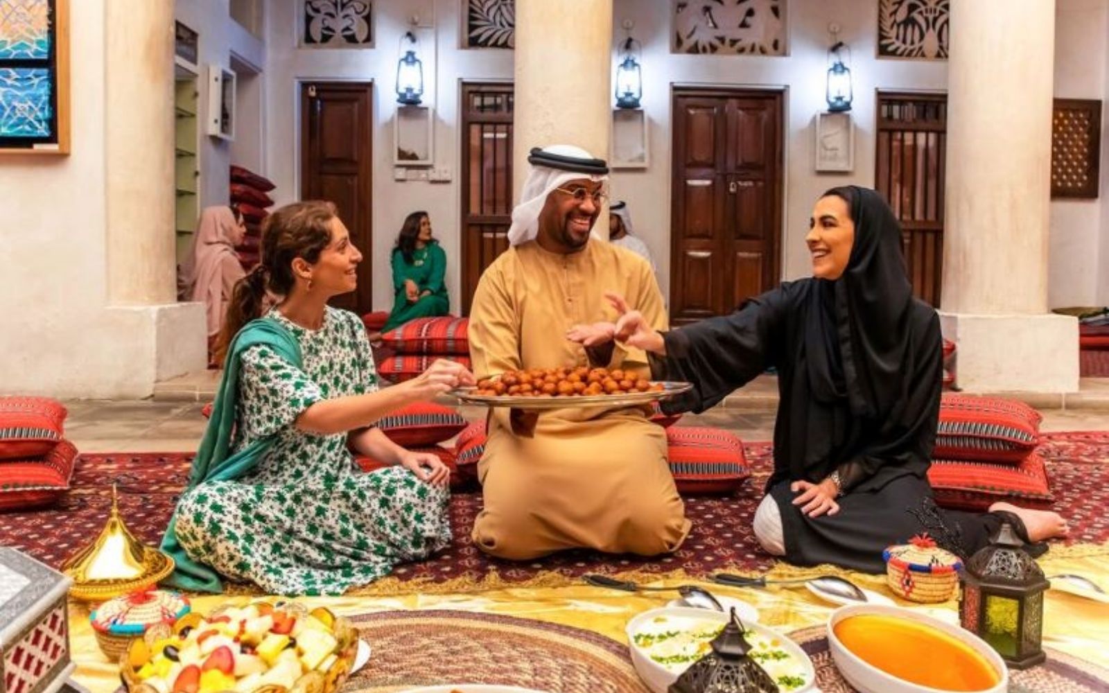 Cena de conviv&ecirc;ncia em Dubai com fam&iacute;lia e mesa posta