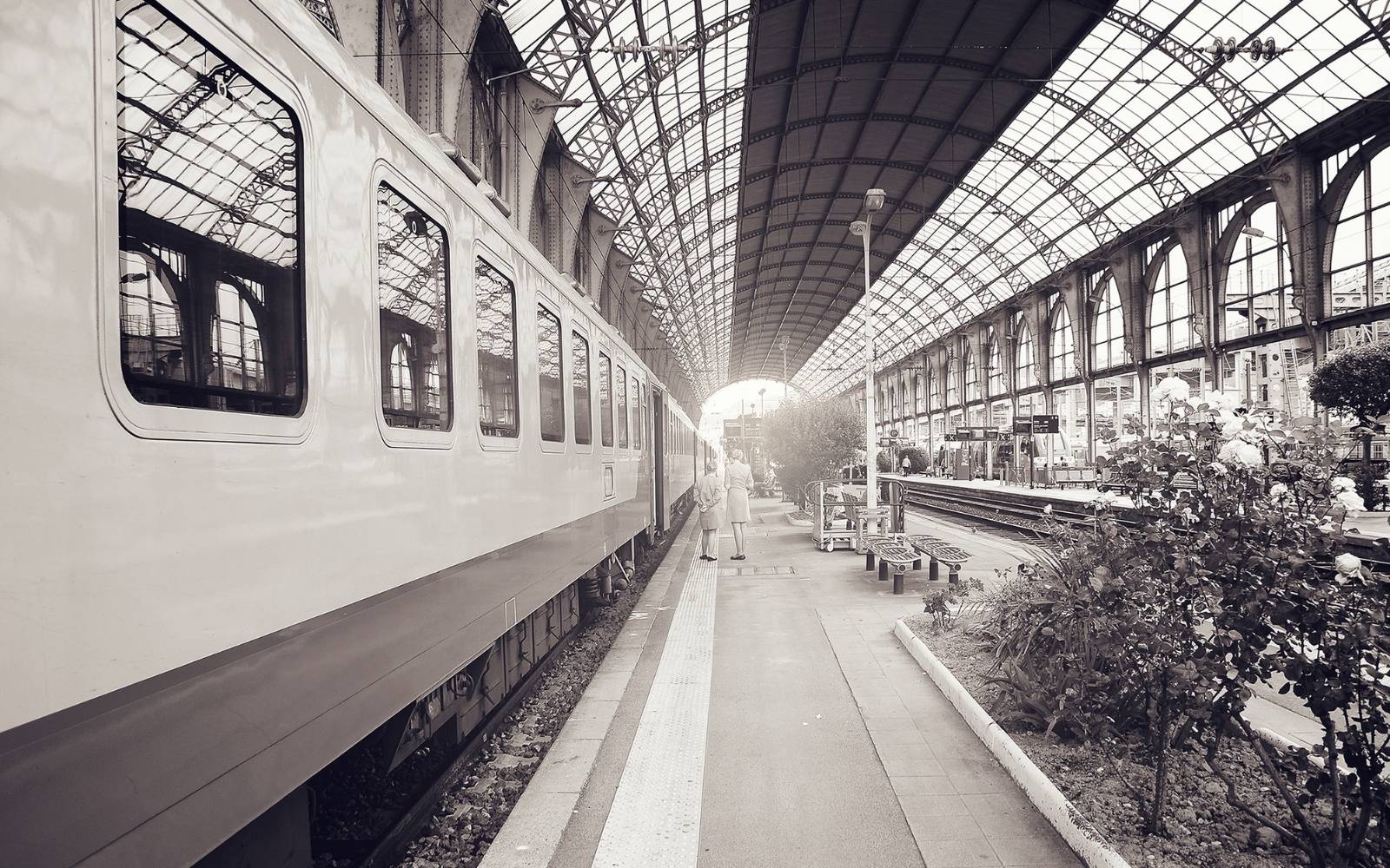 Trem parado em uma esta&ccedil;&atilde;o coberta na It&aacute;lia