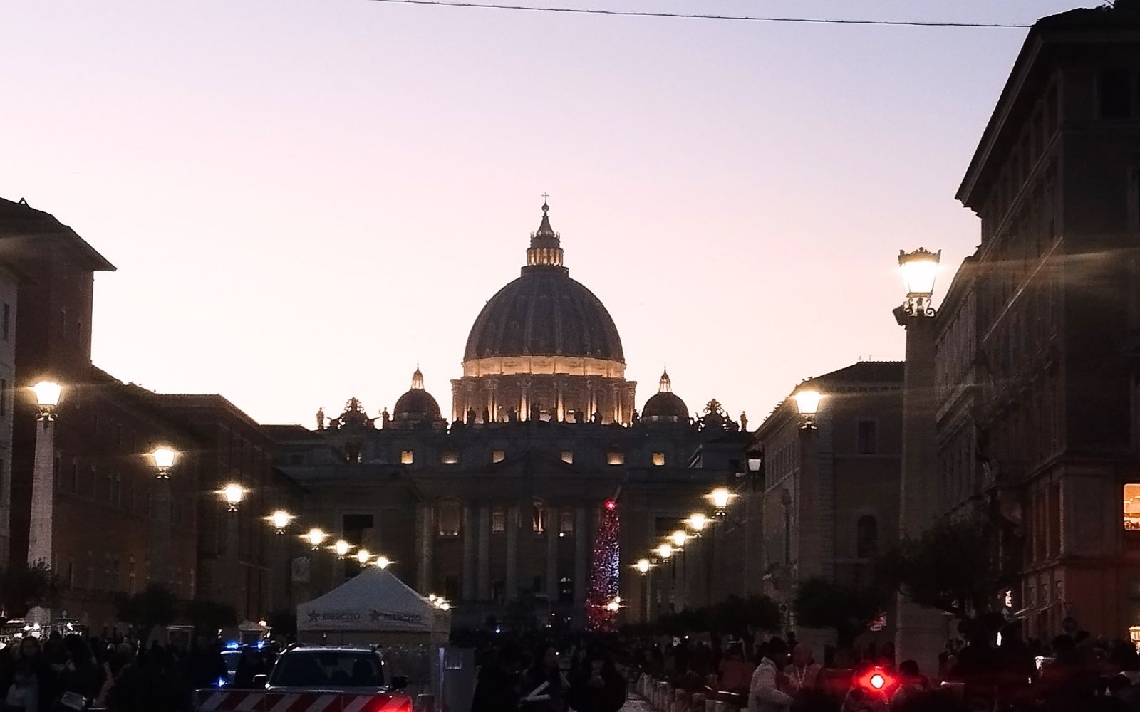 Vista da Bas&iacute;lica de S&atilde;o Pedro ao entardecer em Roma