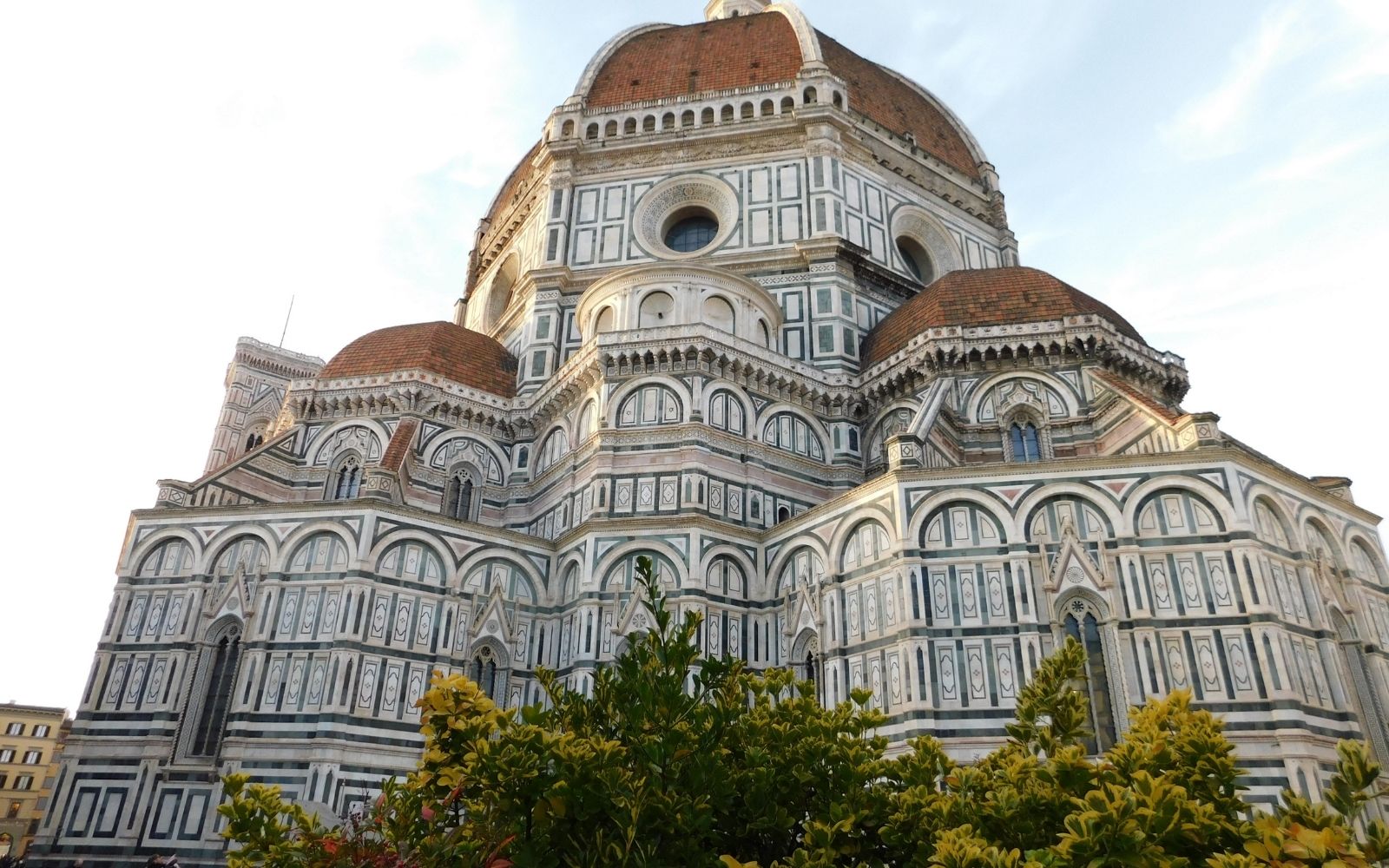 Vista do Duomo de Floren&ccedil;a em um fim de tarde claro