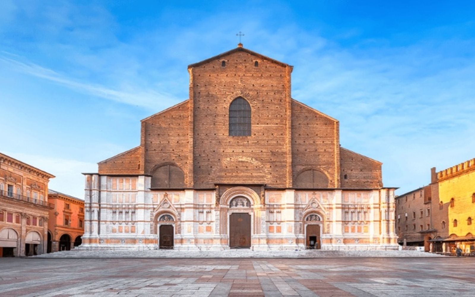 Basílica de San Petronio na Piazza Maggiore, com mármore na parte inferior e tijolos aparentes na parte superior