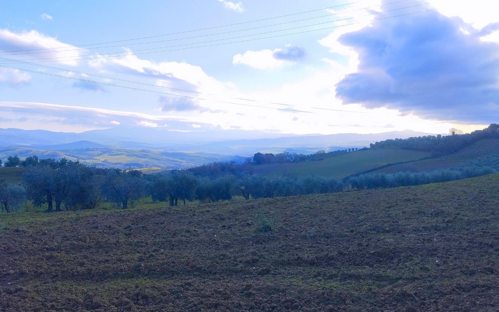 Paisagem da Toscana em um dia de c&eacute;u dram&aacute;tico