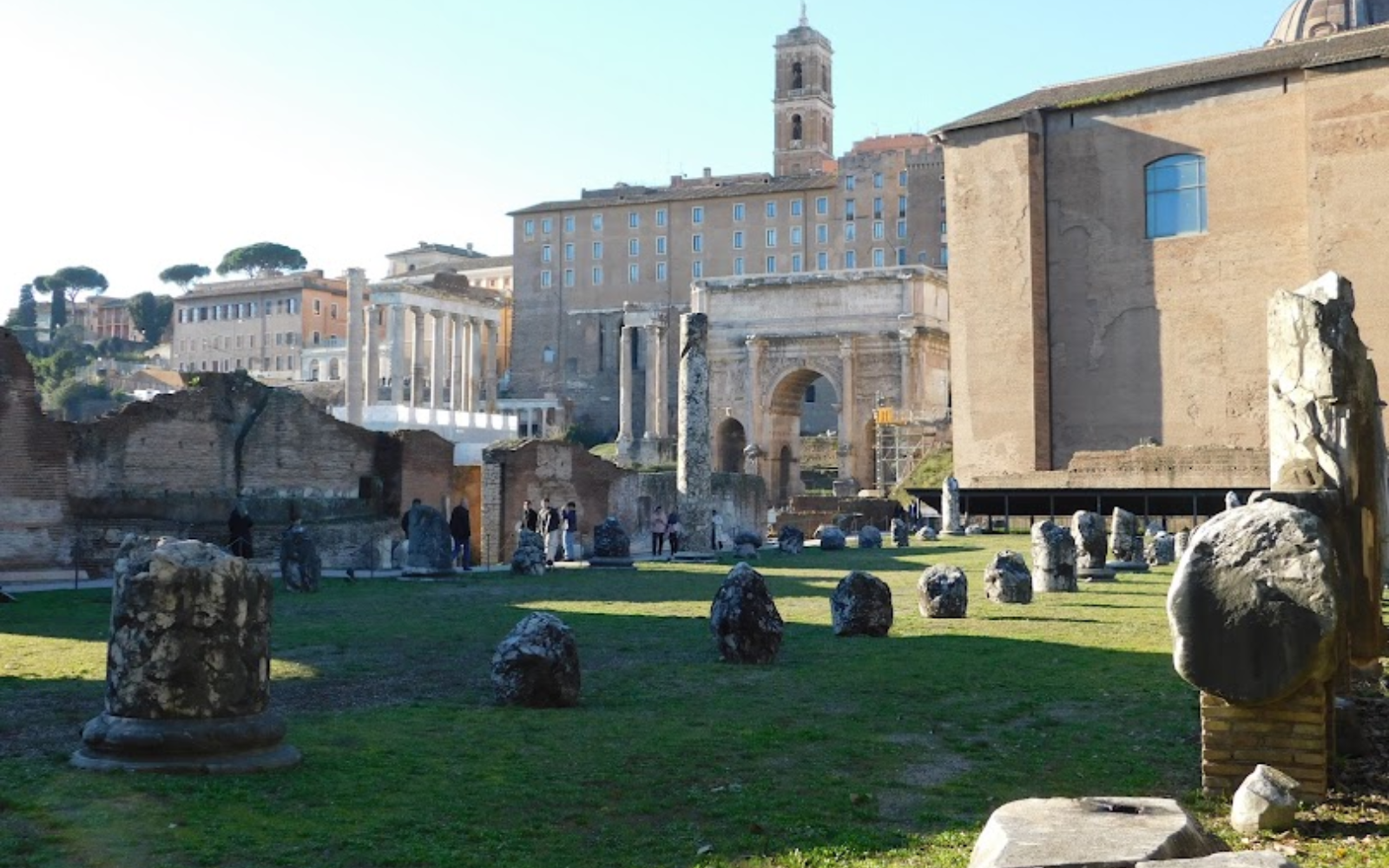 Ruínas históricas em Roma em um dia de sol